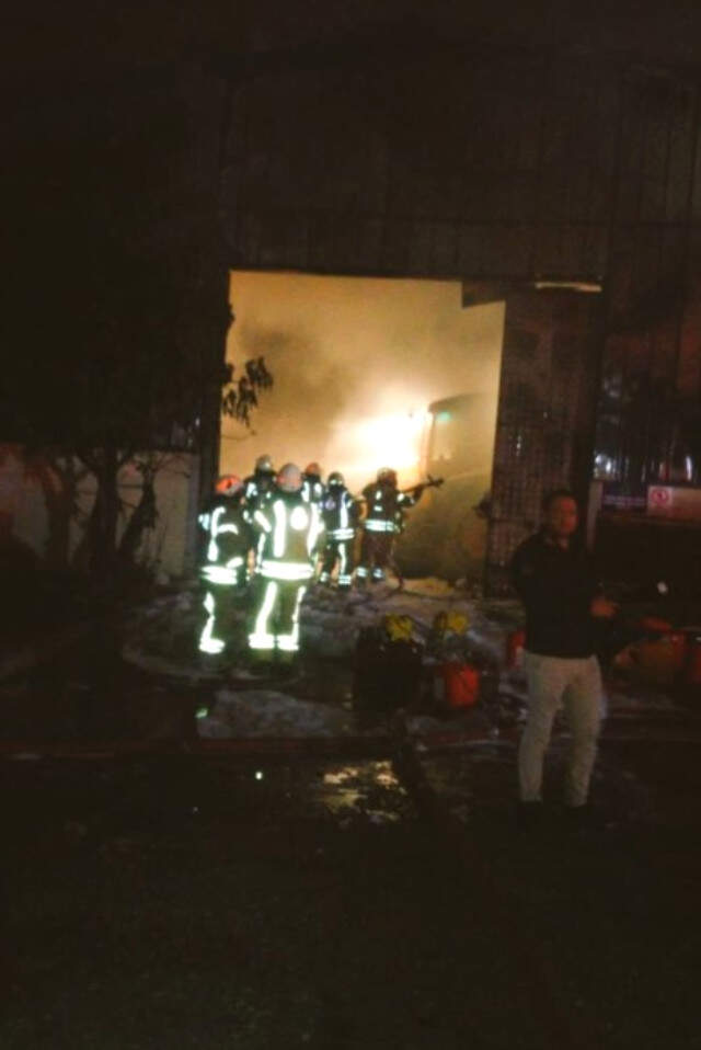 Hadımköy'de Fabrika Yangını! 4 İlçenin İtfaiye Ekipleri Seferber Oldu Hadımköy'de Fabrika Yangını! 4 İlçenin İtfaiye Ekipleri Seferber Oldu