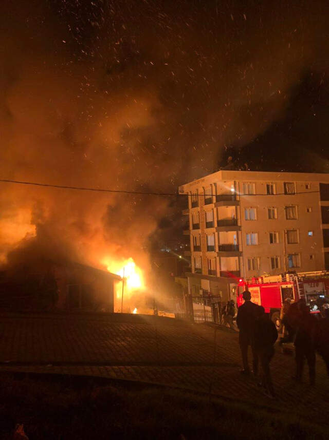 Hadımköy'de Fabrika Yangını! 4 İlçenin İtfaiye Ekipleri Seferber Oldu Hadımköy'de Fabrika Yangını! 4 İlçenin İtfaiye Ekipleri Seferber Oldu