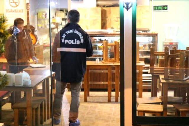 Saldırganın 1 Kişiyi Yaraladıktan Sonra Çalışanları Rehin Aldığı Anlar Kamerada