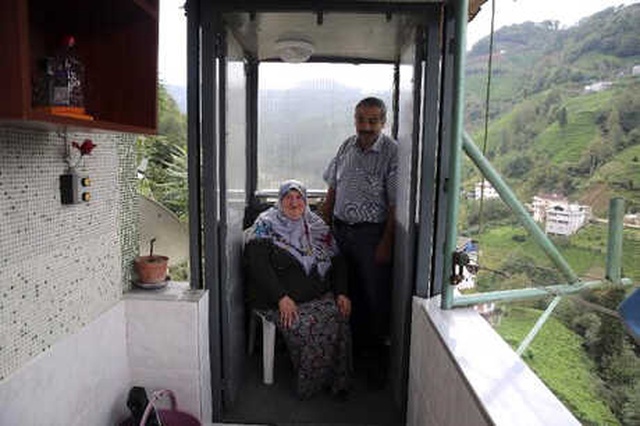 Yürüme Zorluğu Çeken Eşine Özel Asansör Yaptı