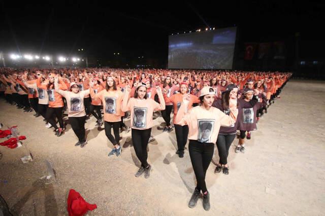 6 Bin Kişi Zeybek Oynadı, Atatürk Figürü Oluşturdu