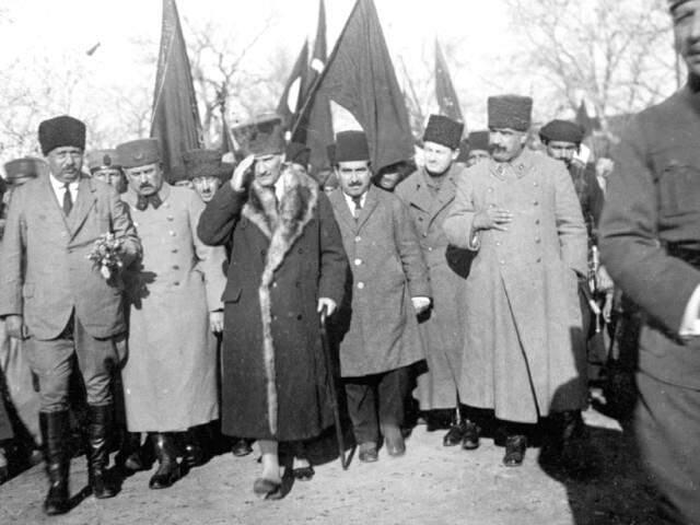 Atatürk'ün Cumhuriyet ile İlgili Sözleri ve Atatürk Fotoğrafları