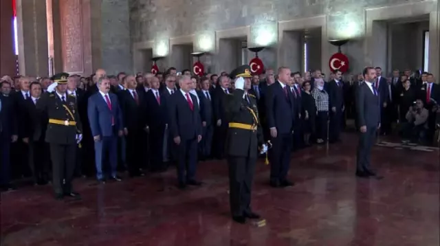 29 Ekim'de Anıtkabir'i Ziyarete Gelen Yaşlı Çift Görenleri Duygulandırdı
