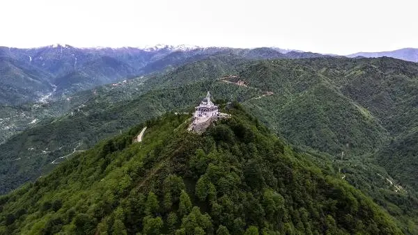 Erdoğan'ın Açılışını Yaptığı Kıbledağı'nın Zirvesindeki Cami, Dizilerin Vazgeçilmezi Oldu