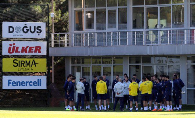 Fenerbahçe'yi, Galatasaray Derbisine Phillip Cocu'nun Yardımcıları Hazırlıyor