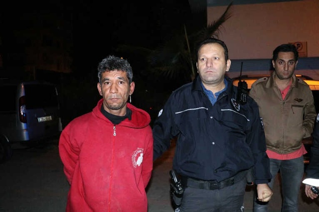 Hırsız, Giydiği Poşet Eldivenle Vatandaşlar Tarafından Suçüstü Yakalandı