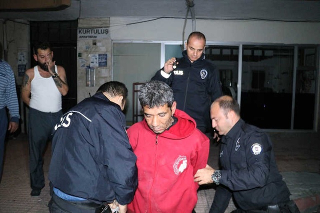 Hırsız, Giydiği Poşet Eldivenle Vatandaşlar Tarafından Suçüstü Yakalandı