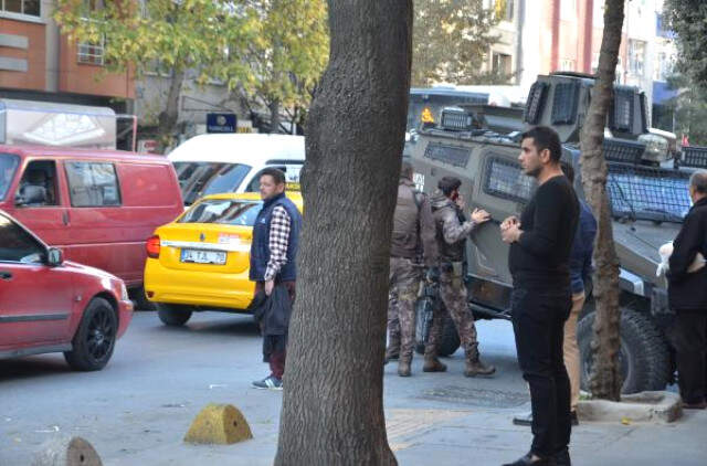 İki Grup Arasındaki Kavgayı Ayırmaya Çalışan Polis, Bacağından Yaralandı İki Grup Arasındaki Kavgayı Ayırmaya Çalışan Polis, Bacağından Yaralandı