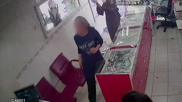 Cep Telefonu Bayisini Çekiçle Basan 2 Kız Kardeşin, Dükkanı Talan Etme Anları Kameraya Yansıdı