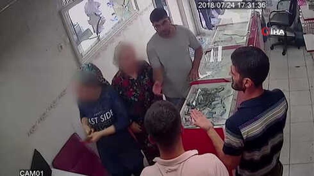 <a class='keyword-sd' href='/cep-telefonu/' title='Cep Telefonu'>Cep Telefonu</a> Bayisini Çekiçle Basan 2 Kız Kardeşin, Dükkanı Talan Etme Anları Kameraya Yansıdı