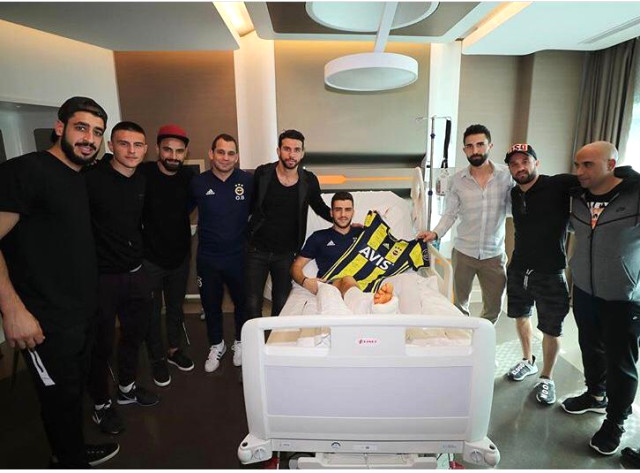 Fenerbahçeli Futbolcular, <a class='keyword-sd' href='/ameliyat/' title='Ameliyat'>Ameliyat</a> Olan Oğuz Kağan Güçtekin'i Ziyaret Etti