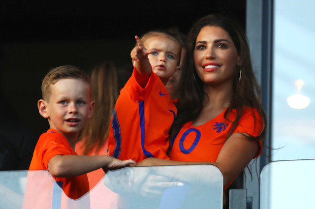 Futbolcu Wesley Sneijder'in Eşi Yolanthe Cabau'nun Oğluyla Banyo Pozları Beğeni Yağmuruna Tutuldu