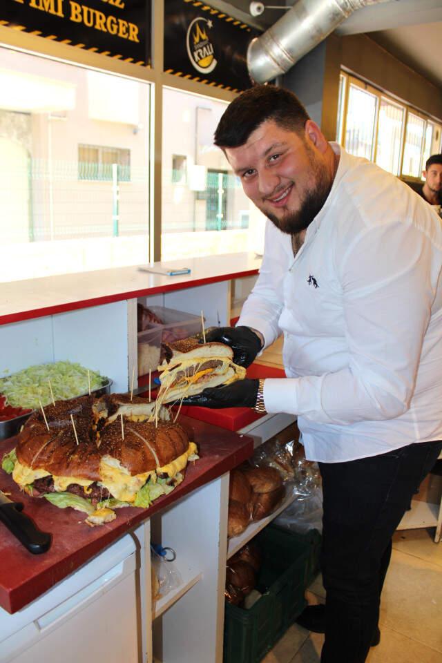 İzmir'de Yapılan 5 Kiloluk Hamburger Görenleri Hayrete Düşürüyor