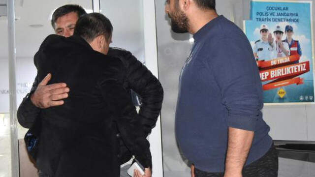 Kastamonulu Ailenin 23 Yıllık Özlemi, Polisin Kimlik Kontrolüyle Son Buldu Kastamonulu Ailenin 23 Yıllık Özlemi, Polisin Kimlik Kontrolüyle Son Buldu