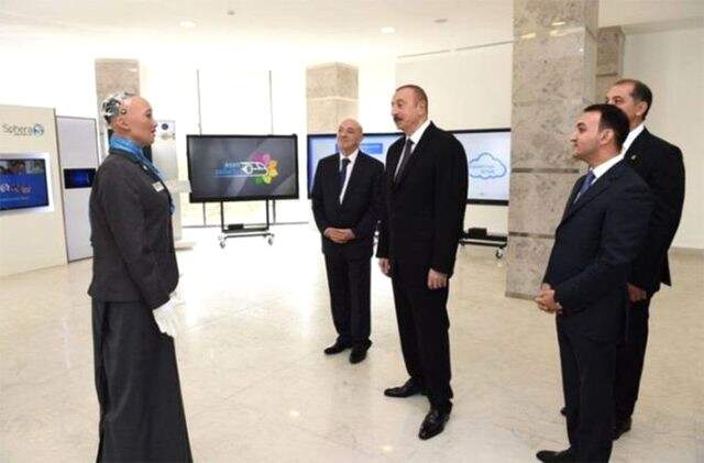 Suudi Arabistan Vatandaşı İnsansı Robot Sophia, Azerbaycan'dan Vize Aldı