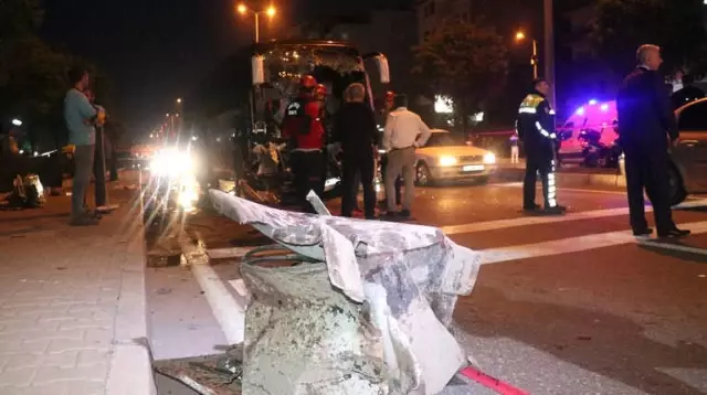 Yolcu Otobüsü, Seyir Halindeki TIR'a Çarptı: 1 Ölü, 17 Yaralı