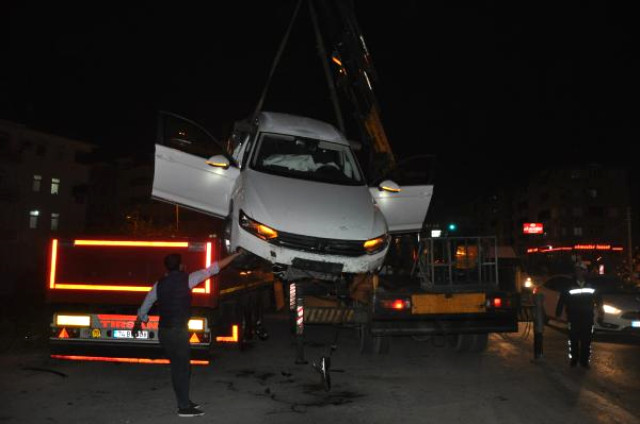 Fren Yerine Gaza Basan Otomobil Sürücüsü, TIR Dorsesine Uçtu