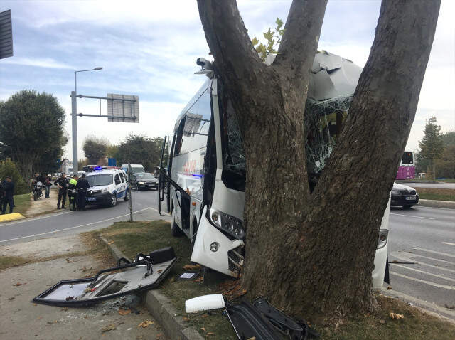 Havalimanına Yolcu Taşıyan Servis Aracı Bakırköy'de Kaza Yaptı Havalimanı Personel Servis Aracı Ağaca Çarptı, Yaralılar Yol Kenarında Kurtarılmayı Bekledi