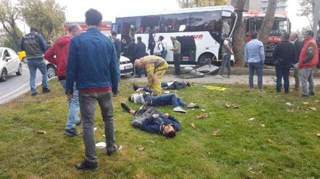 Havalimanına Yolcu Taşıyan Servis Aracı Bakırköy'de Kaza Yaptı Havalimanı Personel Servis Aracı Ağaca Çarptı, Yaralılar Yol Kenarında Kurtarılmayı Bekledi