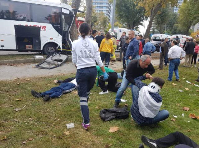 Havalimanına Yolcu Taşıyan Servis Aracı Bakırköy'de Kaza Yaptı Havalimanı Personel Servis Aracı Ağaca Çarptı, Yaralılar Yol Kenarında Kurtarılmayı Bekledi