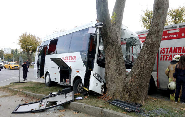 Havalimanına Yolcu Taşıyan Servis Aracı Bakırköy'de Kaza Yaptı Havalimanı Personel Servis Aracı Ağaca Çarptı, Yaralılar Yol Kenarında Kurtarılmayı Bekledi