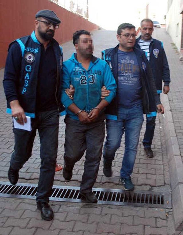 İdrarıyla Araç Camlarını Silen Kişi, MOBESE Kameralarına Yakalandı