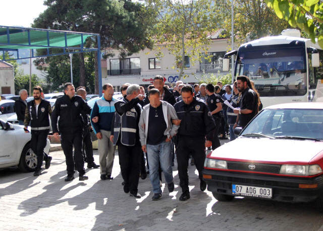Kemer Belediyesine Yolsuzluk Operasyonuyla İlgili CHP'li Başkan Gül: Ben İstedim Kemer Belediyesine Düzenlenen Yolsuzluk Operasyonuyla İlgili Belediye Başkanı Gül: Ben İstedim