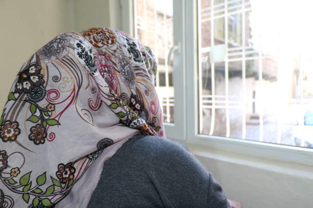 Acılı Anne, Oğlunu Hayattan Koparan Kurşunun Camdaki İzine Her Baktığında Kahroluyor Acılı Anne, Oğlunu Hayattan Koparan Kurşunun Camdaki İzine Her Baktığında Kahroluyor