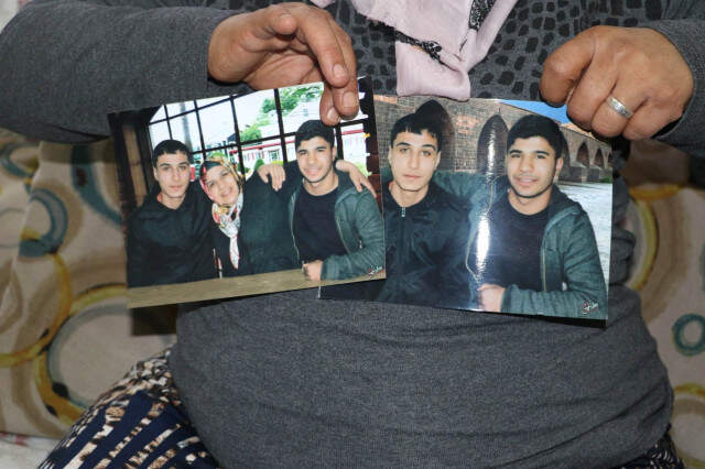 Acılı Anne, Oğlunu Hayattan Koparan Kurşunun Camdaki İzine Her Baktığında Kahroluyor Acılı Anne, Oğlunu Hayattan Koparan Kurşunun Camdaki İzine Her Baktığında Kahroluyor