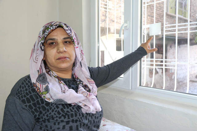 Acılı Anne, Oğlunu Hayattan Koparan Kurşunun Camdaki İzine Her Baktığında Kahroluyor Acılı Anne, Oğlunu Hayattan Koparan Kurşunun Camdaki İzine Her Baktığında Kahroluyor