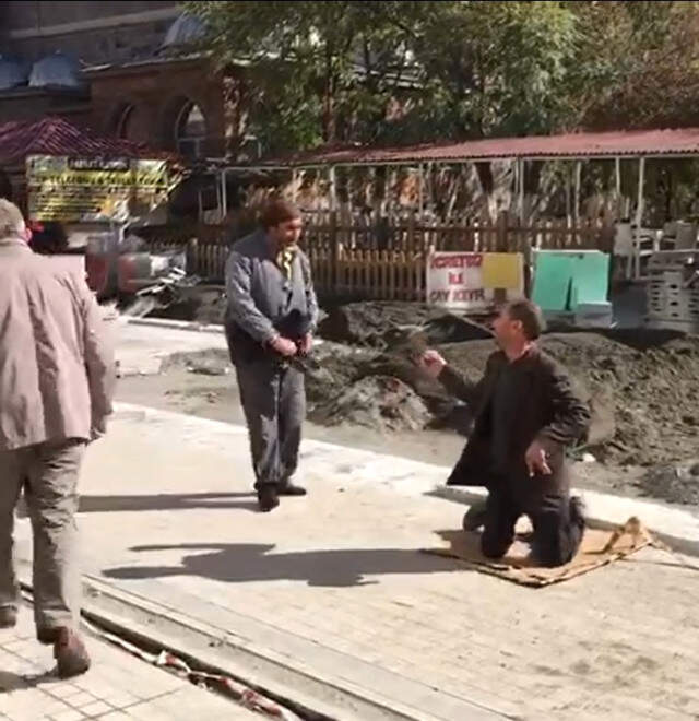 Ağrı'da Dilencilerin Yer Kavgasını Vatandaşlar Ayırdı! Ağrı'da Dilencilerin Yer Kavgasını Vatandaşlar Ayırdı! O Anlar Kamerada