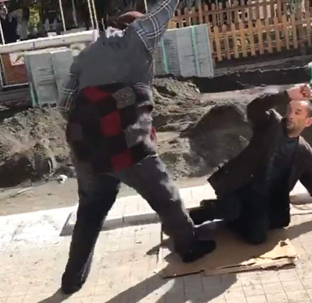Ağrı'da Dilencilerin Yer Kavgasını Vatandaşlar Ayırdı! Ağrı'da Dilencilerin Yer Kavgasını Vatandaşlar Ayırdı! O Anlar Kamerada
