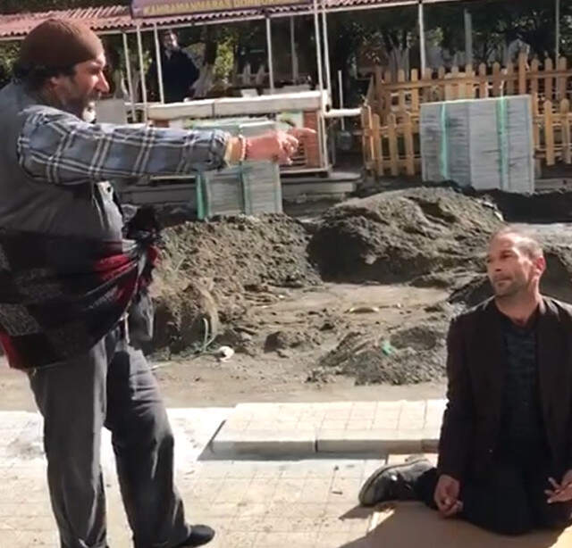 Ağrı'da Dilencilerin Yer Kavgasını Vatandaşlar Ayırdı! Ağrı'da Dilencilerin Yer Kavgasını Vatandaşlar Ayırdı! O Anlar Kamerada