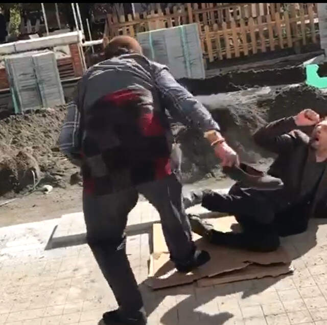 Ağrı'da Dilencilerin Yer Kavgasını Vatandaşlar Ayırdı! Ağrı'da Dilencilerin Yer Kavgasını Vatandaşlar Ayırdı! O Anlar Kamerada