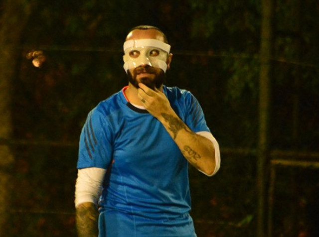 Arda Turan'ın Burnunu Kırdığı Berkay Şahin, Özel Bir Maske Takarak Halı Saha Maçı Yaptı