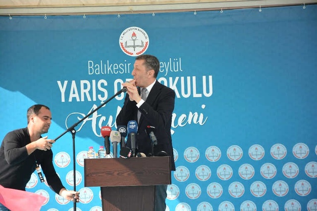 Bakan Ziya Selçuk, Kendisine Islıkla Destek Olan Çocuklara Aynı Şekilde Cevap Verdi