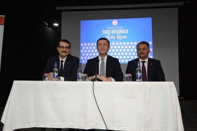 Bakan Ziya Selçuk, Kendisine Islıkla Destek Olan Çocuklara Aynı Şekilde Cevap Verdi
