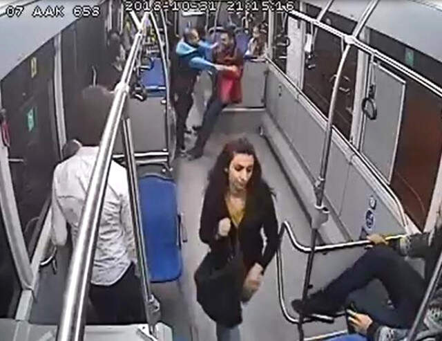 Halk Otobüsünde Küçük Çocuğa Taciz İddiası Halk Otobüsünde Küçük Çocuğu Taciz Eden Sapık Dayak Yedi! O Anlar Kamerada