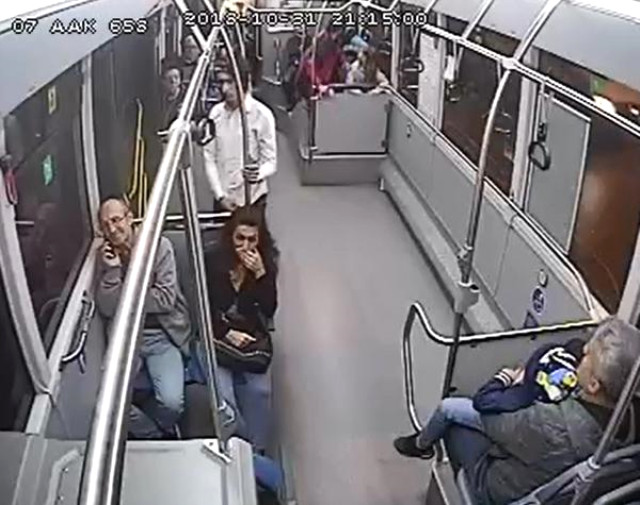 Halk Otobüsünde Küçük Çocuğu Taciz Eden Sapık Dayak Yedi! O Anlar Kamerada