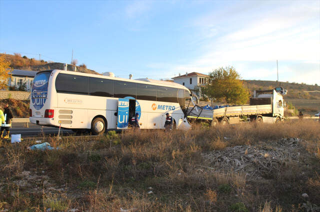 Kastamonu'da Askerleri Taşıyan Yolcu Otobüsü TIR'a Çarptı: 2 Ölü, 31 Yaralı Var
