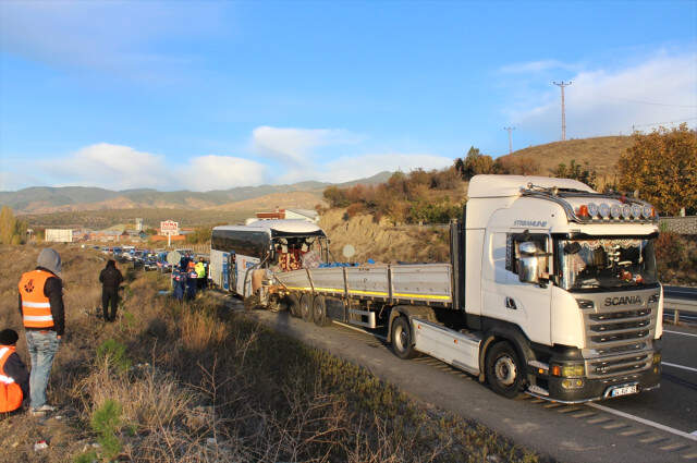 Kastamonu'da Askerleri Taşıyan Yolcu Otobüsü TIR'a Çarptı: 2 Ölü, 31 Yaralı Var