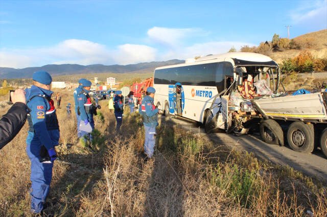 Kastamonu'da Askerleri Taşıyan Yolcu Otobüsü TIR'a Çarptı: 2 Ölü, 31 Yaralı Var