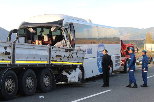 Kastamonu'da Askerleri Taşıyan Yolcu Otobüsü TIR'a Çarptı: 2 Ölü, 31 Yaralı Var