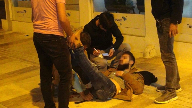 Öfkeli Ağabey, Kız Kardeşiyle Görüştüğünü Öğrendiği Genci Sokak Ortasında Bıçakladı
