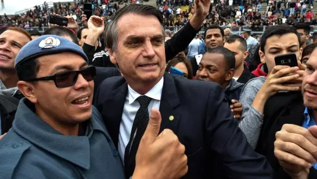 Neymar, Ronaldinho ve Kaká: Brezilyalı Bazı Efsanevi Futbolcular Neden Aşırı Sağcı Bolsonaro'yu...