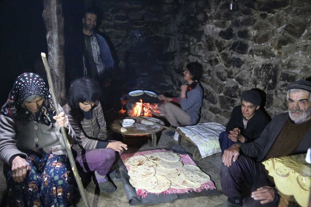 7 Kişilik Ailenin Dağda İlkel Yaşamı! Çocuklar Konuşmayı Unuttu