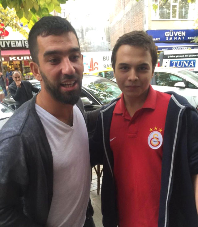 Ahmet Kural, Arda Turan ve Emrah Serbes'le Fotoğrafını Paylaşan Kullanıcı, Sosyal Medyanın Gündemine Oturdu