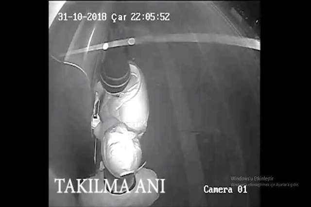 ATM Kartı Kopyalayan Şüpheliler, Temizlikçi Kılığına Giren Polisler Tarafından Suçüstü Yakalandı