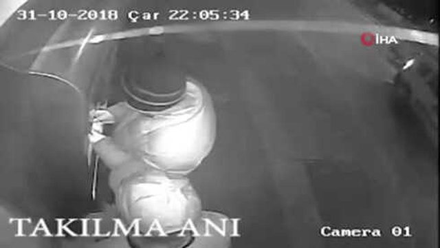 ATM Kartı Kopyalayan Şüpheliler, Temizlikçi Kılığına Giren Polisler Tarafından Suçüstü Yakalandı
