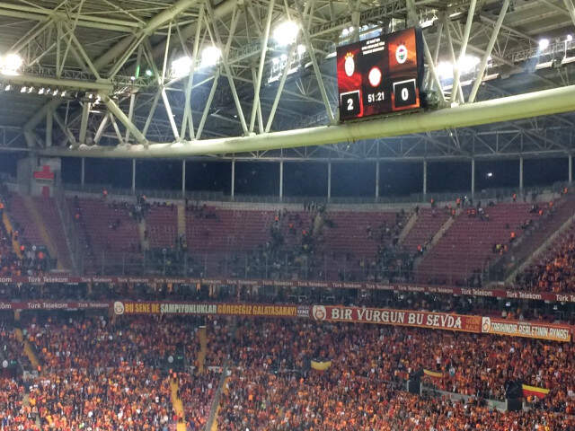 Fenerbahçeli Taraftarlar Stadı Terk Etti Fenerbahçeli Taraftarlar Stadı Terk Etti